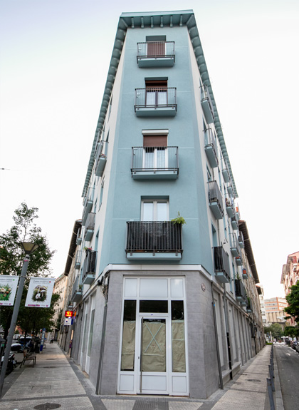 rehabilitación de fachada en donostia, gipuzkoa: vista desde la esquina