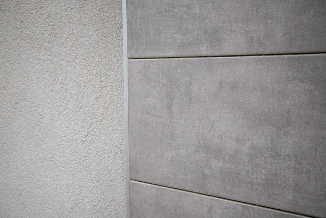 rehabilitación de fachada en gipuzkoa: detalle del acabado en fachada lateral