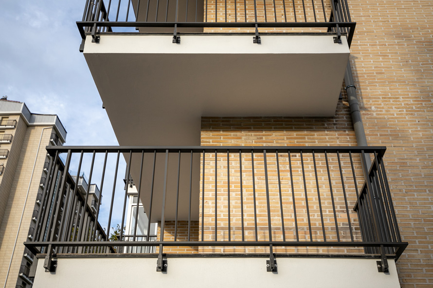 rehabilitación de fachada en donostia-san sebastián. detalle de las terrazas