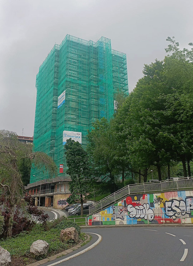 vista de la fachada durante la rehabilitación