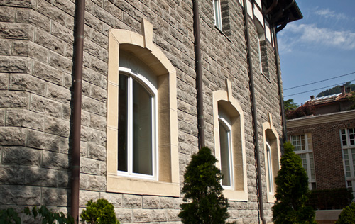 rehabilitación de fachada en Gipuzkoa: detalle de rehabilitación de las ventanas