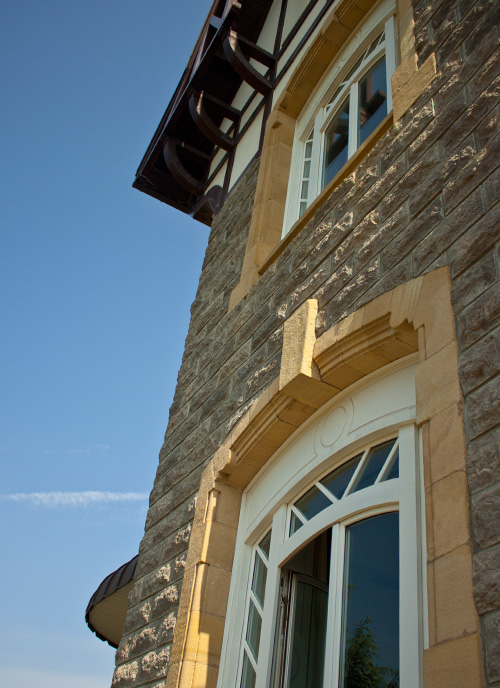 rehabilitación de fachada en gipuzkoa: vista del acabado de las ventanas