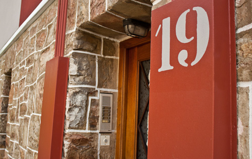 rehabilitación de fachada en Gipuzkoa: detalle del portal