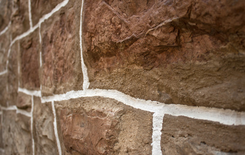 rehabilitación de fachada en Gipuzkoa: detalle de la fachada de piedra