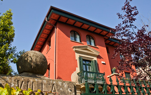 rehabilitación de fachada en Gipuzkoa: vista de la fachada con detalle de la piedra